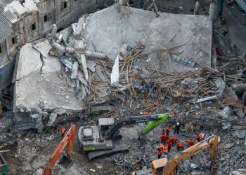 ইন্দোনেশিয়ায় স্কুল ধসে নিহতের সংখ্যা বেড়ে ৪৯