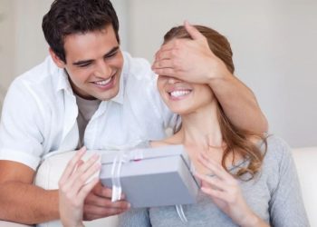 বিবাহ বার্ষিকীতে স্ত্রীকে চমকে দিতে যেসব উপহার দেবেন