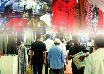 শীত আসতে না আসতেই চট্টগ্রামের দোকানগুলোতে জমে উঠেছে বেচাকেনা