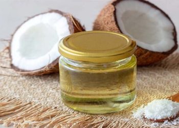 ত্বকের উজ্জ্বলতা বাড়াতে যেভাবে ব্যবহার করবেন নারকেল তেল