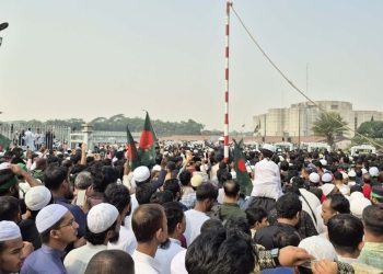 সংসদ প্লাজায় পৌঁছেছে ওসমান হাদির লাশ, লাখো মানুষের ঢল