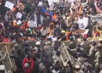 দিল্লিতে বাংলাদেশ হাইকমিশনের সামনে বিক্ষোভ, পুলিশের লাঠিচার্জ