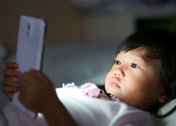 শিশুর হাতে স্মার্টফোন দিয়ে দেওয়ার ক্ষতিকর দিক জানুন