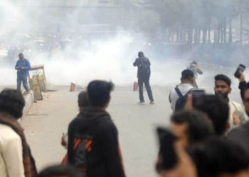 পুলিশ ও মোবাইল ফোন ব্যবসায়ীদের সংঘর্ষে রণক্ষেত্র কারওয়ানবাজার