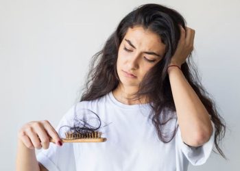 নিয়মিত কী পরিমাণ চুল পড়া স্বাভাবিক? সতর্ক হবেন কখন?