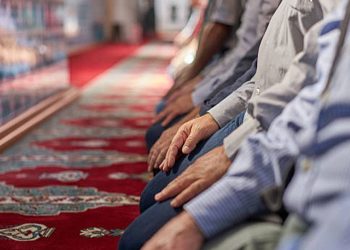 চার রাকাত নামাজে ভুলে পঞ্চম রাকাতে সেজদা করলে নামাজের হুকুম কী?