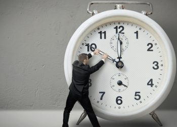 সময় এত দ্রুত চলে যায় কেন, এটিকে ‘ধীর করা’ কি আদৌ সম্ভব?