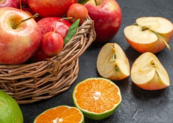 আপেল না কমলা? শীতে রোগমুক্ত থাকতে কোনটা খাবেন