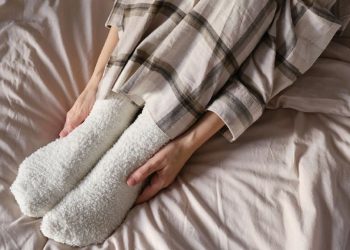 শীতের রাতে মোজা পরে ঘুমানো উচিত কি?