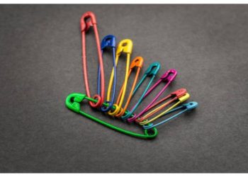 সেফটি পিনের পেছনের ছিদ্রের কাজ কী?