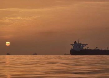 সম্পূর্ণ বন্ধ হরমুজ, না মানলেই গুলি চালাবে আইআরজিসি