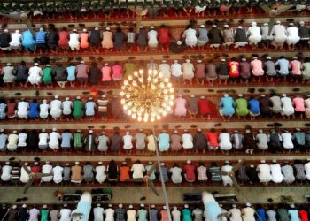 ইমামকে সিজদায় পেলে জামাতে কীভাবে শরিক হবেন