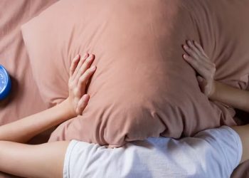 ঘুমের অভাবে অবসাদগ্রস্ত লাগে? জানুন দেহে কিসের ঘাটতি